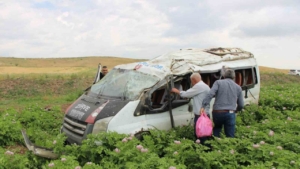 minibus-tarlaya-uctu-1-olu-4-yarali