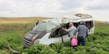 minibus-tarlaya-uctu-1-olu-4-yarali