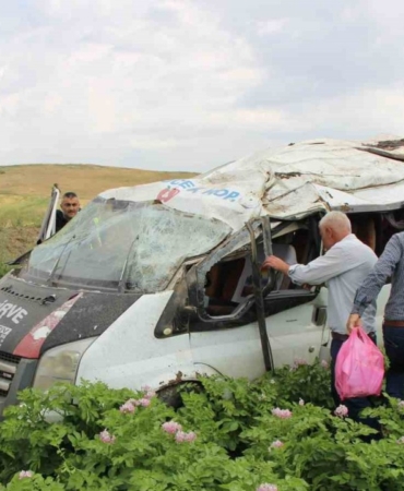 minibus-tarlaya-uctu-1-olu-4-yarali