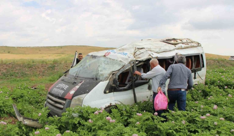 minibus-tarlaya-uctu-1-olu-4-yarali