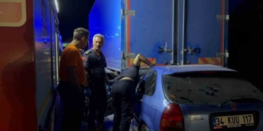 otomobil-kamyonun-altina-girdi-1-olu-1-agir-yarali