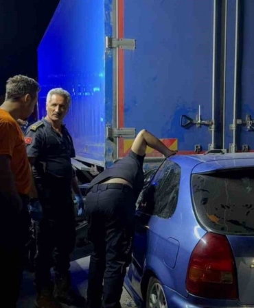 otomobil-kamyonun-altina-girdi-1-olu-1-agir-yarali