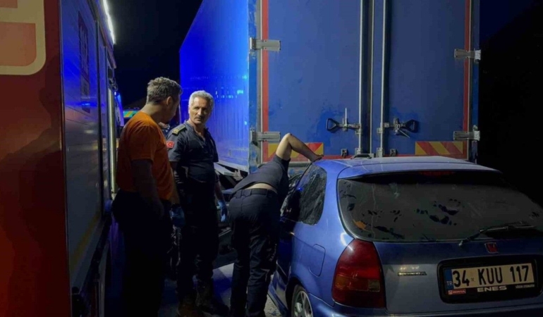 Otomobil kamyonun altına girdi: 1 ölü, 1 ağır yaralı