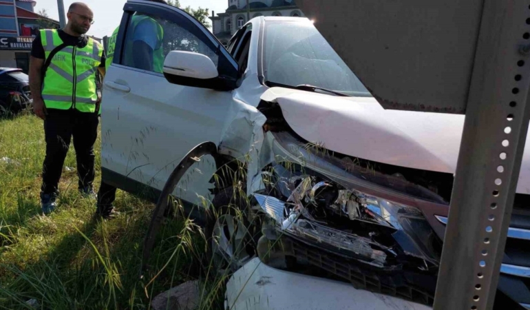 Samsun’da kavşakta 2 otomobil çarpıştı