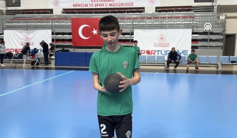 Tek eliyle takımına güç veriyor