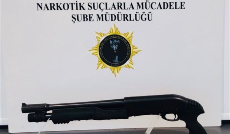 Silah ve narkotik operasyonunda 3 zanlı yakalandı