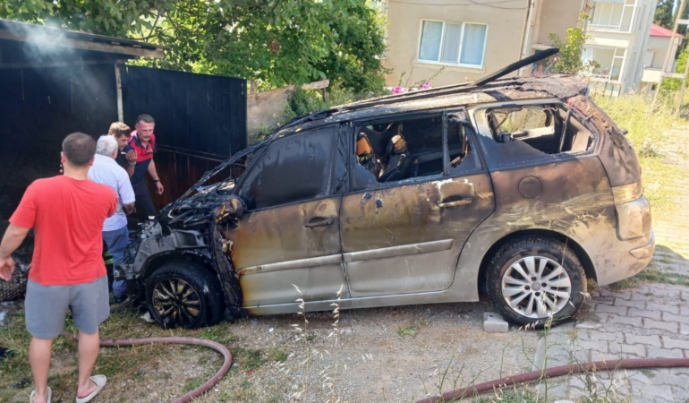 Sinop’ta park halindeki otomobil yandı