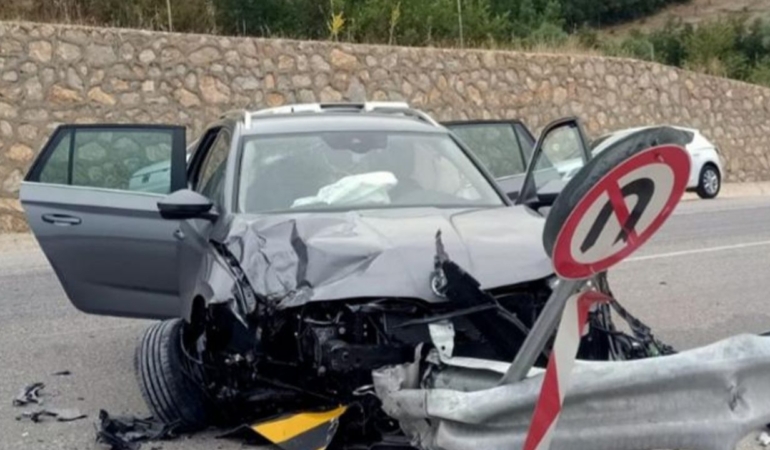 Tokat’ta otomobil bariyerlere çarptı: 8 yaralı