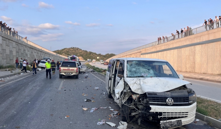 Üç aracın karıştığı trafik kazasında 9 kişi yaralandı