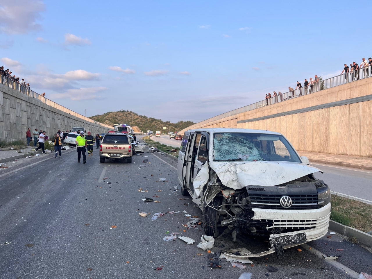 uc-aracin-karistigi-trafik-kazasinda-9-kisi-yaralandi