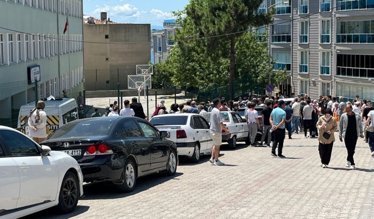 Öğrenciler içeride, veliler dışarıda ter döktü