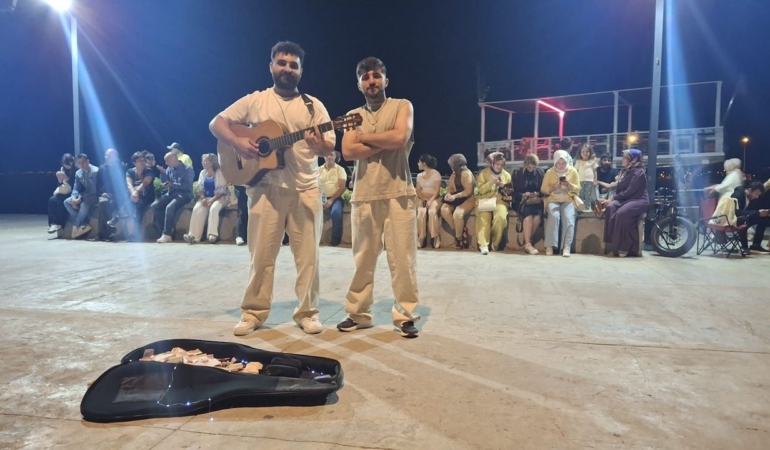 Genç sokak müzisyenleri Sinoplulardan tam not aldı