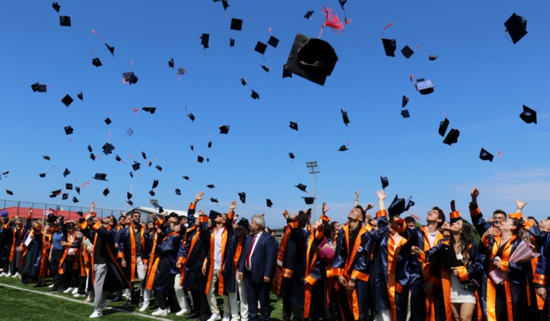 Ayancık Meslek Yüksekokulunda mezuniyet coşkusu
