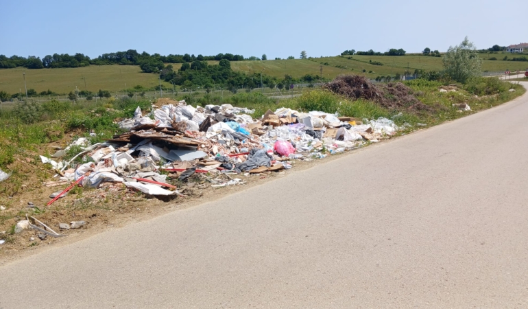 Sinop’ta yol kenarına bırakılan çöpler tepki çekti