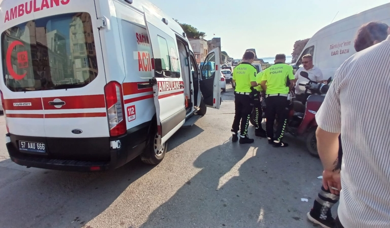 Sinop’ta motosikletliler çarpıştı