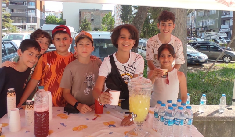Limonata satarak LÖSEV’e destek oldular