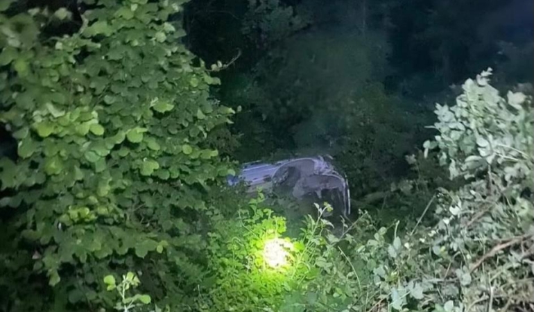 Sinop’ta devrilen otomobildeki 2 kişi yaralandı