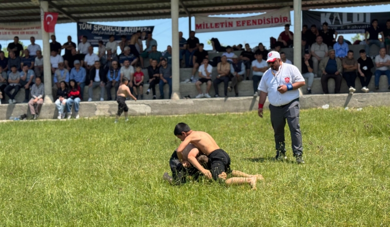 Geleneksel Yakadibi Güreş Şenliği coşkuyla kutlandı