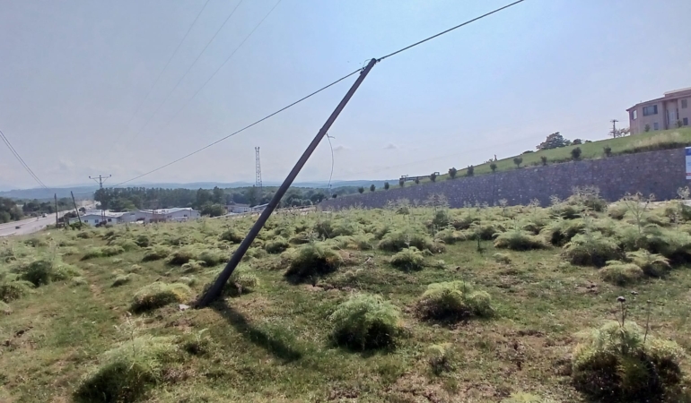 Yan yatan telefon direği tehlike saçıyor