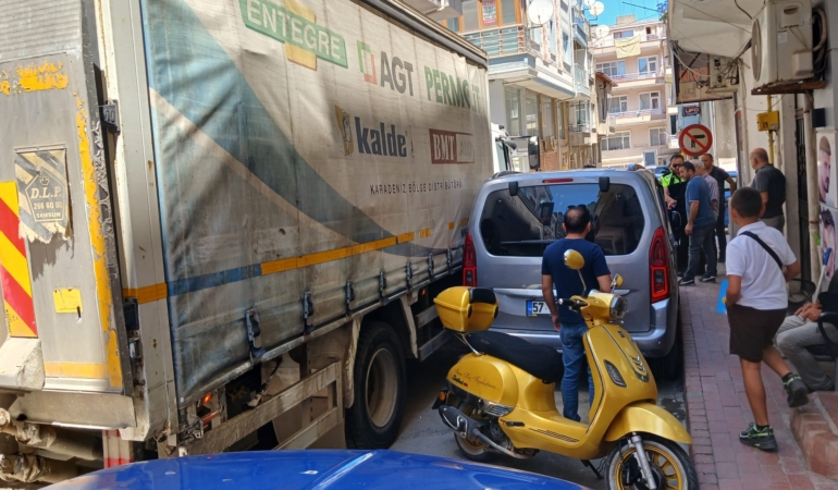 Dar sokağa girdi, arabaya çarptı