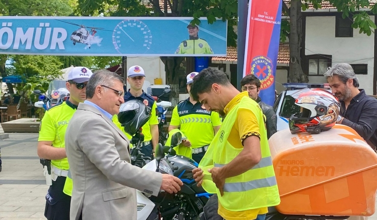 Sinop’ta motosikletlilere reflektörlü yelek dağıtıldı