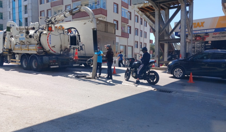 Sinop’ta kanalizasyon temizliği çalışmaları sürüyor