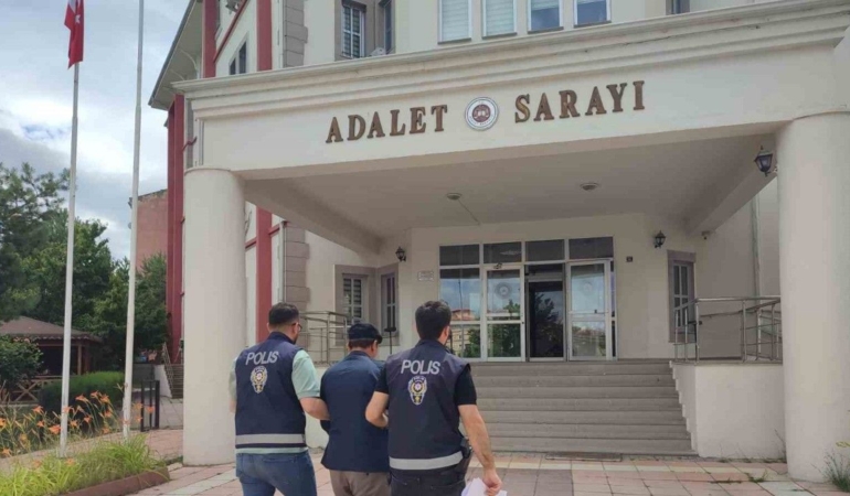 11 yıl hapis cezasıyla aranıyordu, polisten kaçamadı