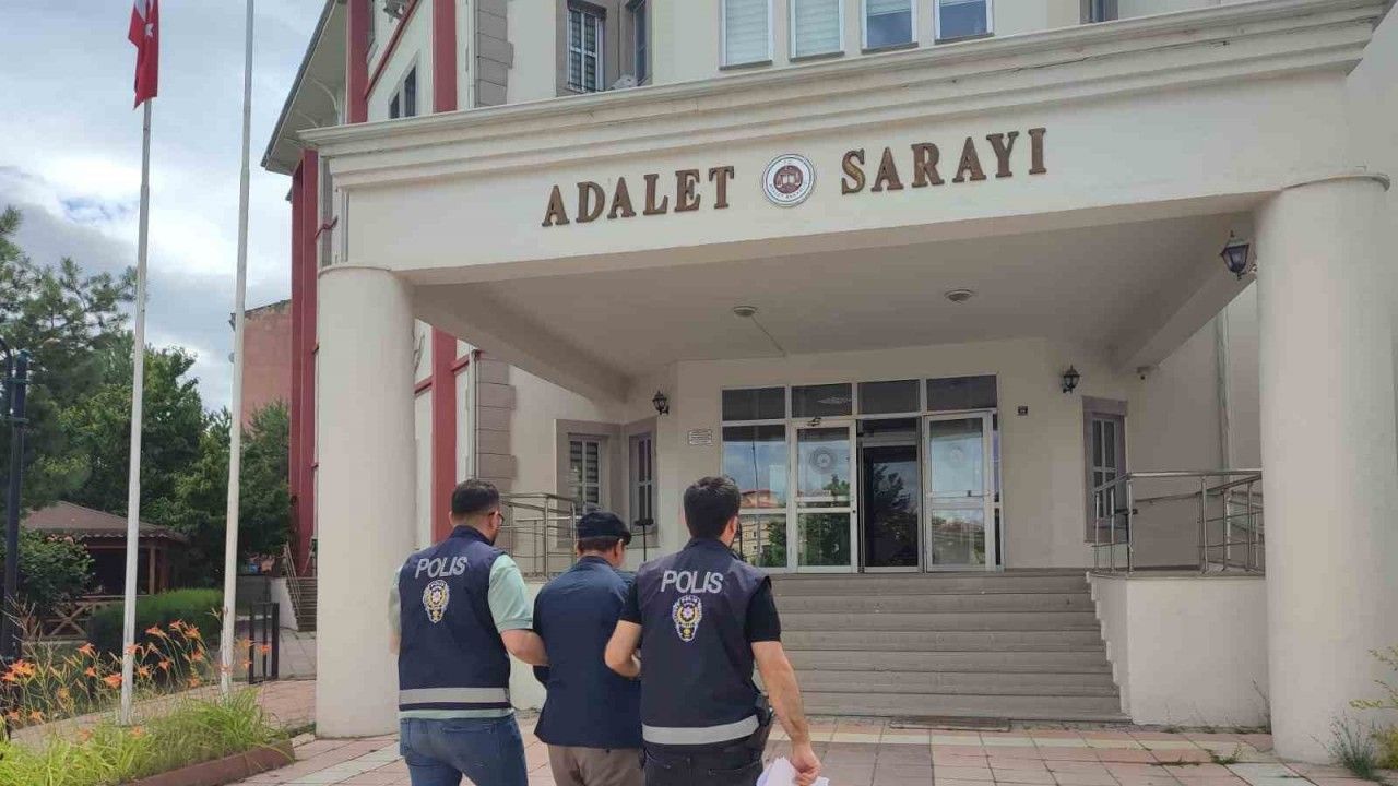 11-yil-hapis-cezasiyla-araniyordu-polisten-kacamadi