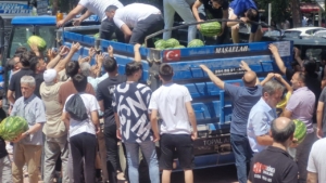 15-ton-karpuzu-hayir-icin-dagittilar