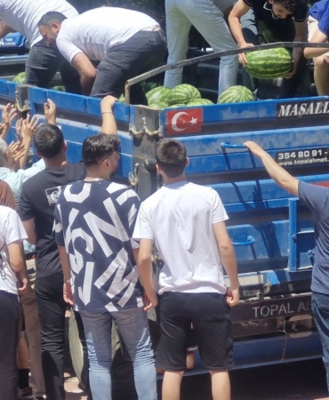 15-ton-karpuzu-hayir-icin-dagittilar