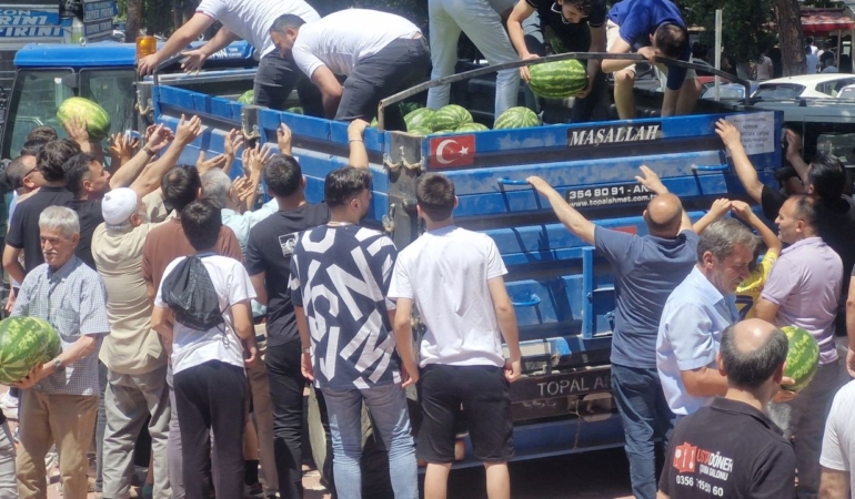 15 ton karpuzu hayır için dağıttılar