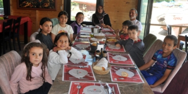 Sinoplu servis şoföründen öğrencilere karne sürprizi