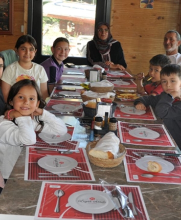 Sinoplu servis şoföründen öğrencilere karne sürprizi