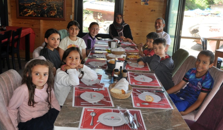 Sinoplu servis şoföründen öğrencilere karne sürprizi