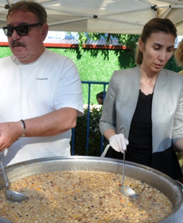 Gerze halkına aşure ikram edildi