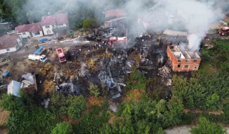 2 köy evi ve 10 samanlık yandı
