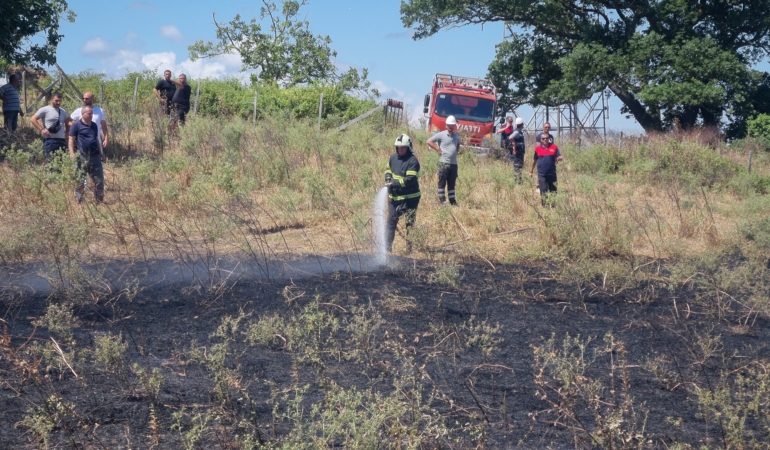 SİNOP’TA ÇÖP YANGINI OTLARA SIÇRADI