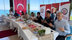 20250715-gerze-kaymakamligi-ndan-15-temmuz-sehitlerinin-aileleri-ve-gaziler-onuruna-yemek-388351-43a470a205bf0263b423