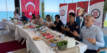 20250715-gerze-kaymakamligi-ndan-15-temmuz-sehitlerinin-aileleri-ve-gaziler-onuruna-yemek-388351-43a470a205bf0263b423