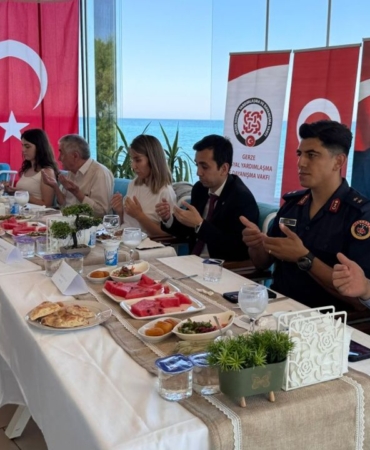 20250715-gerze-kaymakamligi-ndan-15-temmuz-sehitlerinin-aileleri-ve-gaziler-onuruna-yemek-388351-43a470a205bf0263b423