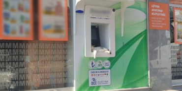 ATM ÜSTÜNDE UYUYAN KEDİ MAHALLENİN MASKOTU OLDU