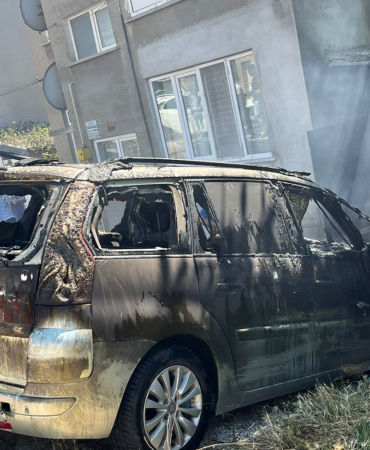 SİNOP'TA GARAJDA PARK HALİNDE DURAN ARAÇ ALEVLERE TESLİM OLDU