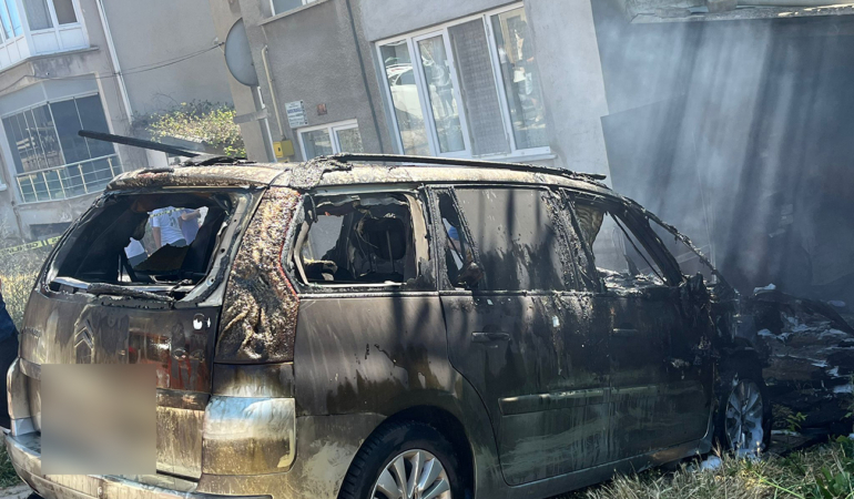 SİNOP’TA GARAJDA PARK HALİNDE DURAN ARAÇ ALEVLERE TESLİM OLDU