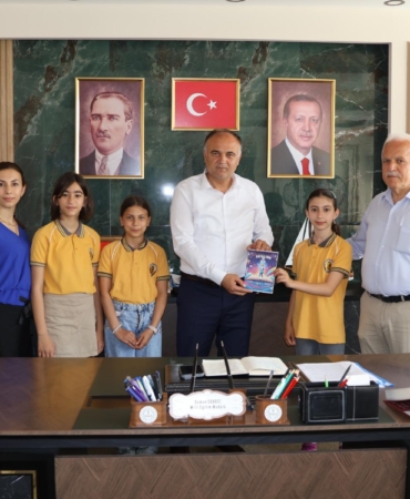SİNOP ATATÜRK İLKOKULU ÖĞRENCİLERİNDEN UZAY YOLCULUĞU: HİKÂYELERİNİ KİTAPLAŞTIRIP SUNUM YAPTILAR