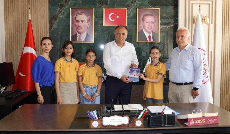 SİNOP ATATÜRK İLKOKULU ÖĞRENCİLERİNDEN UZAY YOLCULUĞU: HİKÂYELERİNİ KİTAPLAŞTIRIP SUNUM YAPTILAR