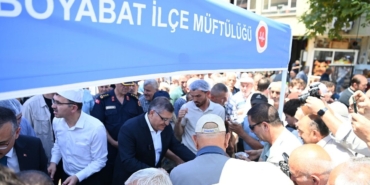 Vali Özarslan vatandaşa aşure ikram etti