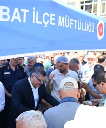 Vali Özarslan vatandaşa aşure ikram etti