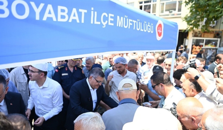 Vali Özarslan vatandaşa aşure ikram etti