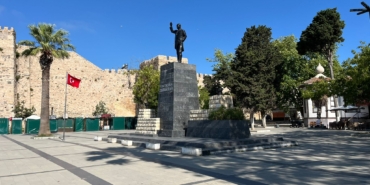 ATATÜRK BÜSTLERİNİN RUTİN TEMİZLİKLERİ DEVAM EDİYOR