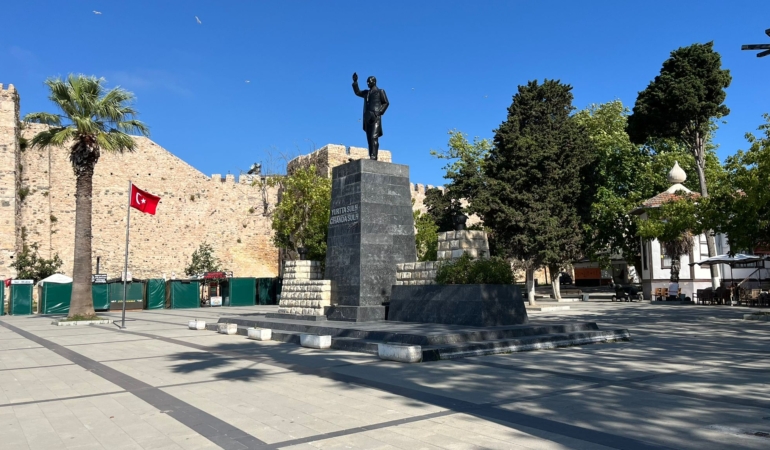 ATATÜRK BÜSTLERİNİN RUTİN TEMİZLİKLERİ DEVAM EDİYOR